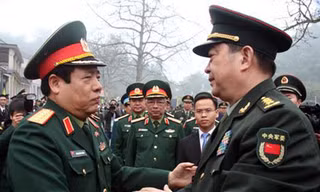 Bộ trưởng quốc phòng Trung Quốc (bìa trái) tiễn đoàn cấp cao quân đội VN tại cửa khẩu Hữu Nghị. Ảnh: Đình Quang.