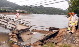 Nhịp cầu đầu tiên ở phía Nam cầu Vĩnh Hy bị sập.