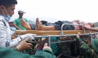 Thuyền viên Nguyễn Văn Sáng được đưa vào bờ. Ảnh: Cảnh Huệ 