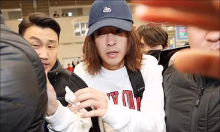 Chiều 12/3, Jung Joon Young bị các phóng viên vây quanh và bị đánh ngay tại sân bay khi trở về Hàn Quốc.