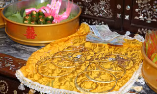 Mâm lễ vật đầy vàng trong đám cưới Lâm Khánh Chi