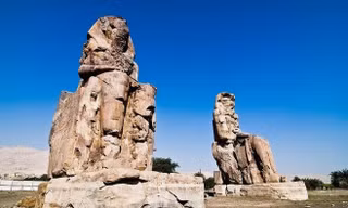 Memnon là cặp tượng đá khổng lồ nằm ở bờ tây sông Nile, đối diện thành phố hiện đại bậc nhất Ai Cập – Luxor. Hai pho tượng cao khoảng 18 m, được cho là đại diện Pharaoh Amenhotep III, người trị vì Ai Cập 3.400 năm trước. Ảnh: Dan Kit.