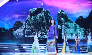 Thí sinh chung kết HHVN2018 khoe đường cong gợi cảm với áo dài