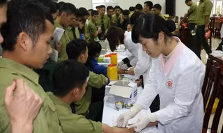 Đông đảo cán bộ, ĐVTN Đại học Chính trị và sinh viên tình nguyện tham gia hiến máu.