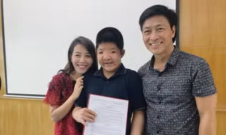MC Diệp Chi cũng có mặt trong buổi lễ nhận học bổng của bé Bôm tại Học viện Âm nhạc Quốc gia Việt Nam. Ảnh: FBNV.