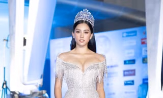 Hoa hậu Tiểu Vy mặc váy tôn ngực nóng bỏng tại Chung kết Miss World Việt Nam