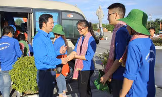 Phó Bí thư Tỉnh Đoàn Dương Hoàng Vũ bắt tay chúc mừng các đoàn viên, thanh niên lên đường hoạt động chiến dịch thành công.