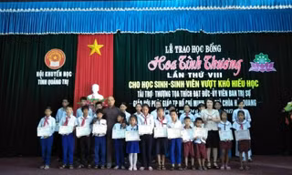 Trao học bổng Hoa tình thương cho 160 HS, SV Quảng Trị ngày 24/9. Ảnh: QN.