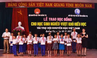 Trao học bổng cho học sinh nghèo hiếu học. Ảnh: Q.Đ.