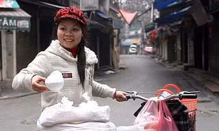 Nhiều người mua muối Mùng 1 Tết để lấy lộc đầu năm.
