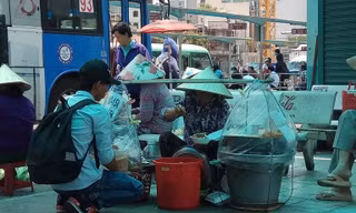 Những người bán hàng rong trong khu vực bến xe buýt Bến Thành.