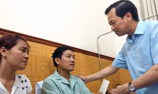 Bộ trưởng Đào Ngọc Dung thăm hỏi Thiếu tá, phi công Nguyễn Hữu Cường tại Bệnh viện 108.