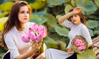 Người mẫu Tây chụp bên hồ sen 'gây bão' cộng đồng mạng