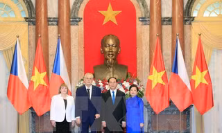 Chủ tịch nước Trần Đại Quang và Phu nhân chụp ảnh chung với Tổng thống Milos Zeman và Phu nhân tại Lễ đón. (Ảnh: Nhan Sáng/TTXVN)