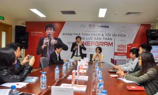 Tiến sĩ Lê Thẩm Dương giới thiệu cuốn sách “Hướng nghiệp cùng Enneagram” ngày 18/3/2017 tại Hà Nội.
