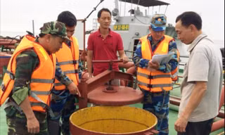 Bộ đội Biên phòng phát hiện trên tàu Thịnh Phát vận chuyển 500 m3 dầu không có giấy tờ - Ảnh: CTV