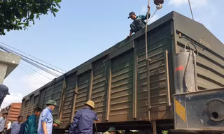 Trục cẩu toa tàu ra khỏi đường sắt - Ảnh: Hoàng Long