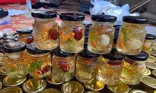 Hoa đào, mai trắng vẫn bày bán đầu tháng 3 ở Hà Nội; món ăn 'nhà giàu' đắt khách mùa COVID