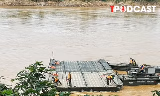 ĐIỂM TIN 20/9: Tàu thuyền đi lại ra sao khi lắp cầu phao tạm thay cầu Phong Châu?