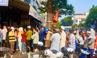 Lễ vật được nhiều người dân Vũng Tàu xếp hàng từ 4h mua để cúng Thần Tài