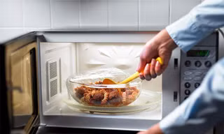 Lò vi sóng có thể diệt được vi khuẩn trong thức ăn? 