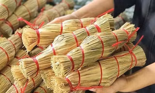Món ăn trứ danh miền Trung có tên gọi lạ, gói trong rơm khô 'hút' khách sành ăn