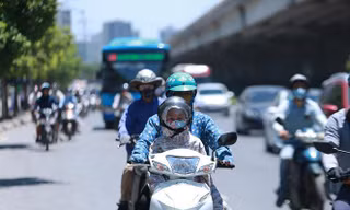 Miền Bắc nắng nóng, miền Nam mưa to