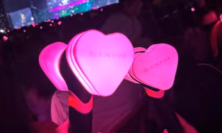 Fan BlackPink tại Hà Nội sôi sục lùng mua lightstick 'búa hồng' 