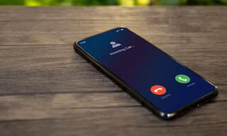Tại sao chất lượng âm thanh của cuộc gọi truyền thống thấp hơn gọi qua Skype, Messenger?