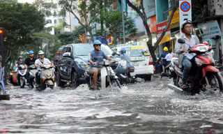 Miền Bắc trời nắng, miền Nam mưa lớn kết hợp với triều cường