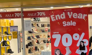 Quần áo giảm giá 80% chờ khách mua; rao bán pháo la liệt chợ mạng