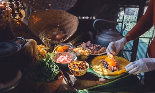 Thị trường 25/2: Dịch vụ cúng rằm tháng Giêng sôi động, người Hà Nội 'săn' hoa lê trắng
