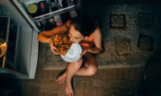 Vì sao càng ăn nhiều vào tối hôm trước, càng thấy đói vào sáng hôm sau?