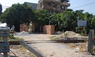 Hà Nội: Phá hành lang an toàn đường sắt lấy lối đi
