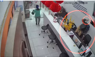 Nghi ngờ nhà mạng theo dõi cuộc sống của mình, đối tượng dùng dao dọa giết nữ nhân viên cửa hàng FPT