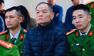 Bị cáo Lê Thanh Vân phản bác lời khai của doanh nghiệp về việc ‘dúi phong bì 50 triệu đồng vào túi quần' 