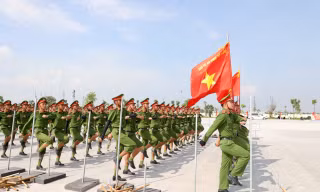 Chiến sĩ công an đẫm mồ hôi trên thao trường chuẩn bị nhiệm vụ A80