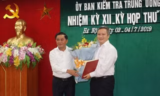 Ông Trần Cẩm Tú trao quyết định và chúc mừng đồng chí Trần Tiến Hưng 