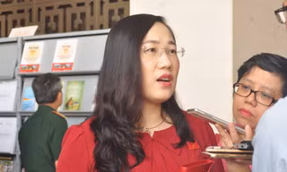 ĐBQH Nguyễn Thị Thủy trao đổi bên lề kỳ họp
