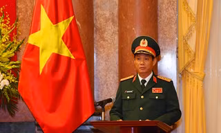 Tổng Bí thư, Chủ tịch nước trao Quyết định thăng quân hàm cho 2 tướng lĩnh quân đội. Ảnh QĐND