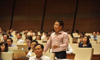 ĐBQH Nguyễn Văn Thắng tranh luận. Ảnh Như Ý