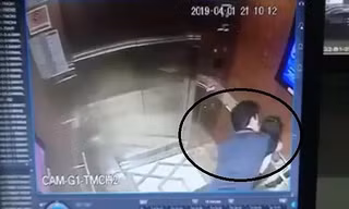 Ông Nguyễn Hữu Linh, cựu Phó Viện trưởng VKSND TP Đà Nẵng ôm hôn bé gái trong thang máy. 