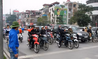 Chiến sĩ cảnh sát áo xanh đang làm nhiệm vụ