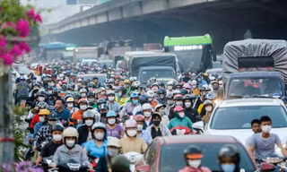 Sở GTVT đang đề xuất TP Hà Nội cho xén dải phân cách giữa đường Nguyễn Xiển để làm làn đường vòng qua 'lô cốt'. Ảnh: Đình Hiếu.