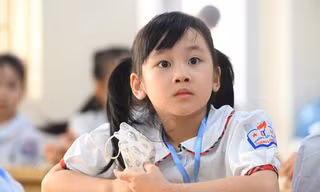 Cô giáo nói học sinh ‘cô bé đần’: Có nên bỏ điểm số, xếp loại?