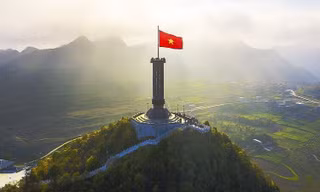 Cột cờ Lũng Cú nằm trên đỉnh núi nào?