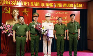 Trung tướng Trần Văn Vệ chúc mừng Đại tá Trần Ngọc Hà - Ảnh: CAND