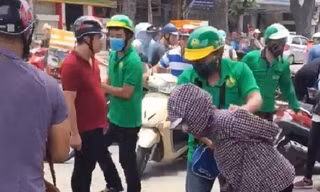 Một "nữ quái" bị trinh sát bắt quả tang khi đang dàn cảnh móc túi.