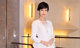 Á hậu U70 của Hong Kong khiến báo Hàn ‘sốc’ vì quá trẻ