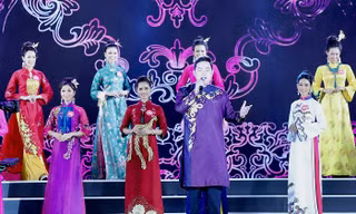 Quang Lê hát liên khúc "Lý mười thương" và "Áo hoa" trong đêm thi “Người đẹp Biển & Người đẹp Du lịch” của Hoa hậu Việt Nam 2018. Ảnh: Hồng Vĩnh